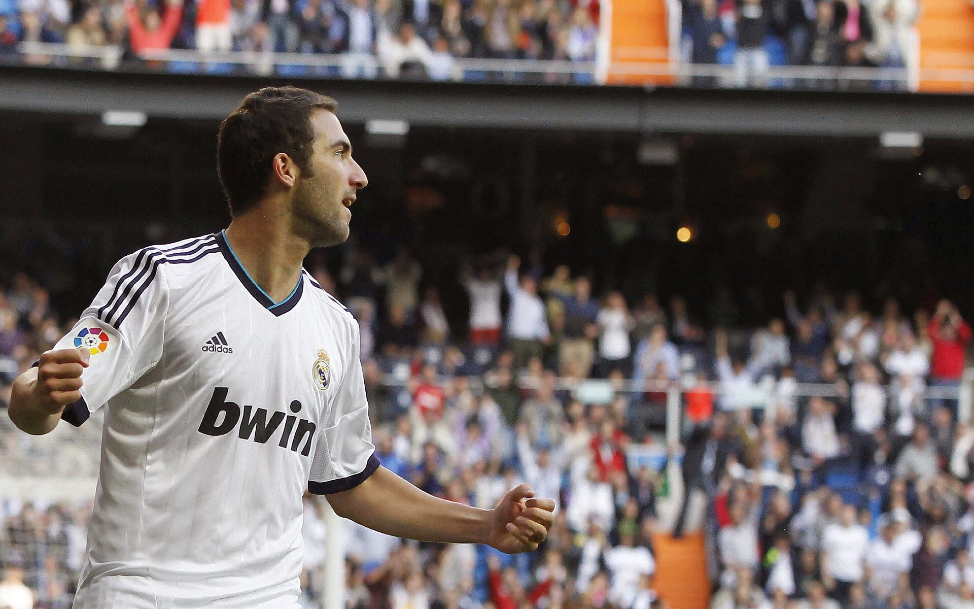 瞩目明星对决:梅西与C朗的焦点相遇,梅西配合